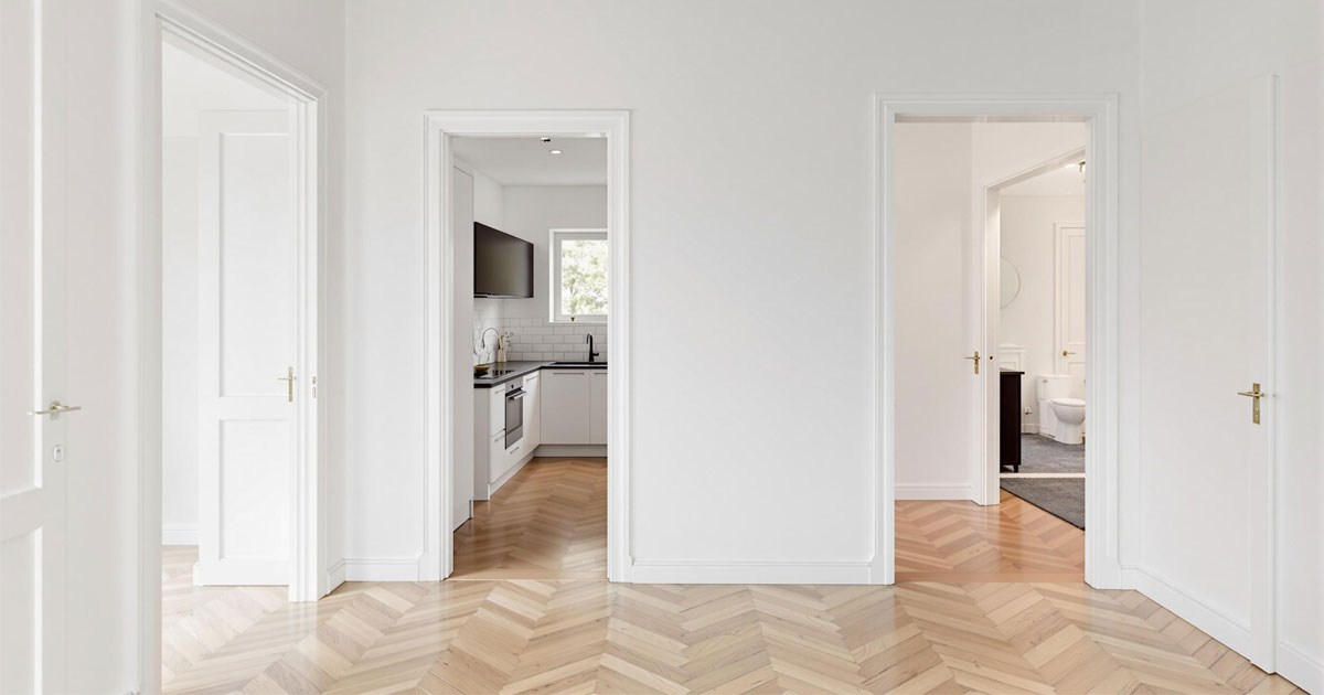 Projekt 366 helle Wohnung mit Holzboden und offenen Türen zur Küche und zum Badezimmer.